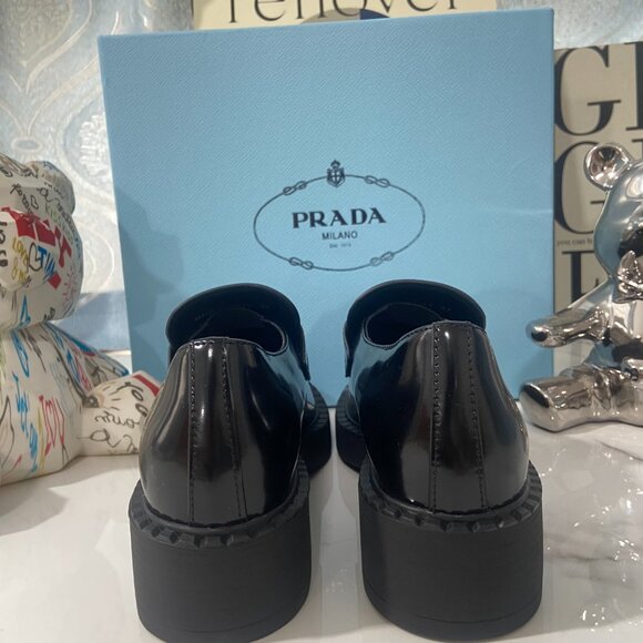 Women triangle Prada loafer - Picture 4 of 7